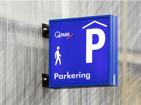 Q-Park parkering skilt p-hus